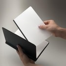 ●你的最後一本筆記本 - 無限筆記本
●筆記本的書脊由磁鐵製成
●搭配邊緣有著特殊材質的紙張