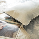 ＊保護枕頭不被汙染。
＊鬆緊帶固定不滑動，拆洗容易。
＊延長枕頭壽命，防止汗水汙染枕頭變成塵螨的家。