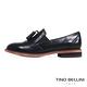 Tino Bellini 全真皮舒適擦色雕花流蘇低跟樂福鞋_黑 product thumbnail 2