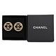 CHANEL 經典CC LOGO鏤空墜飾圓形滾邊珍珠鑲嵌造型穿式耳環(金) product thumbnail 3