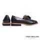 Tino Bellini 全真皮舒適擦色雕花流蘇低跟樂福鞋_黑 product thumbnail 4