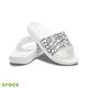 Crocs卡駱馳 (中性鞋) 經典LOGO狂熱圖案拖鞋 206124-103 product thumbnail 3