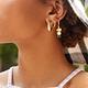 美國 BaubleBar 可愛機器人珍珠鍍金耳環 Roboto Pearl Huggie Earrings product thumbnail 4