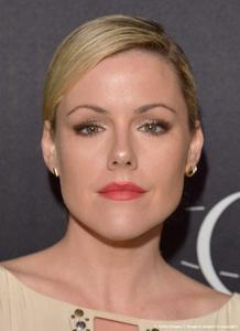 Kathleen Robertson - Wikipedia