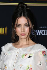 Ana De Armas' gold bra and trousers 'fit shows off her toned core