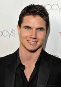 Robbie Amell - Wikipedia