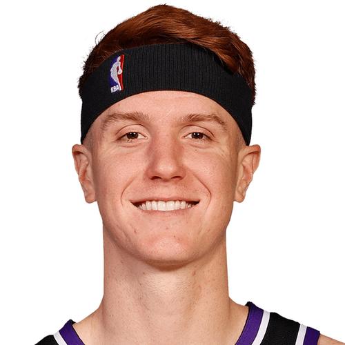 Kevin Huerter of the Sacramento Kings adjusts his headband during the  Nieuwsfoto's - Getty Images