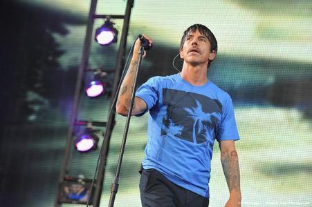 Red Hot Chili Peppers' Anthony Kiedis gets ejected from Lakers game