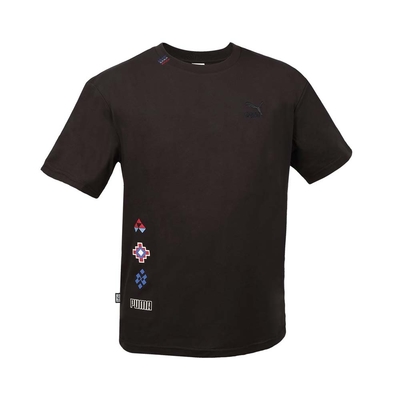 PUMA 男流行系列PRAIRIE RESORT短袖T恤-亞規 寬版 休閒 上衣 62687001 黑藍紅白