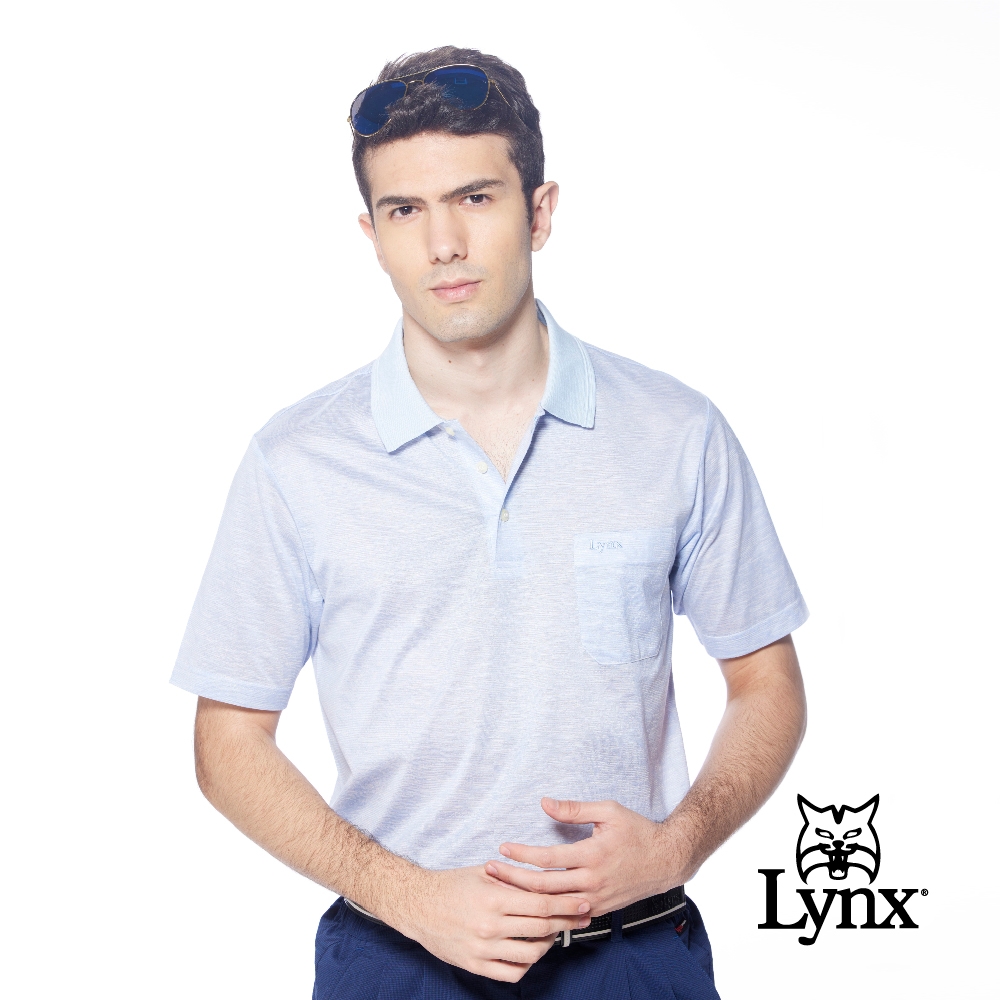 【Lynx Golf】男款歐洲進口絲光緹花面料素色典雅胸袋款短袖POLO衫-淺藍色