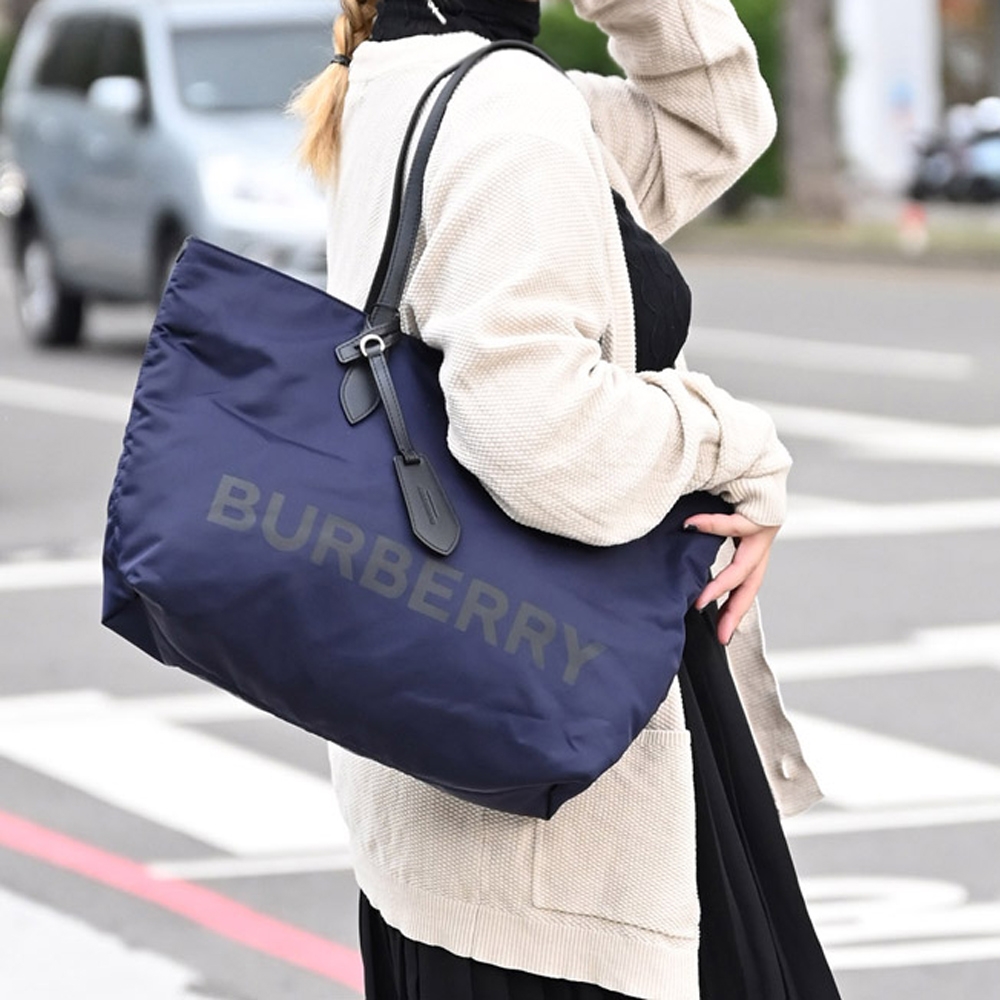 BURBERRY 品牌logo尼龍拉鍊肩背購物包(深藍/中)