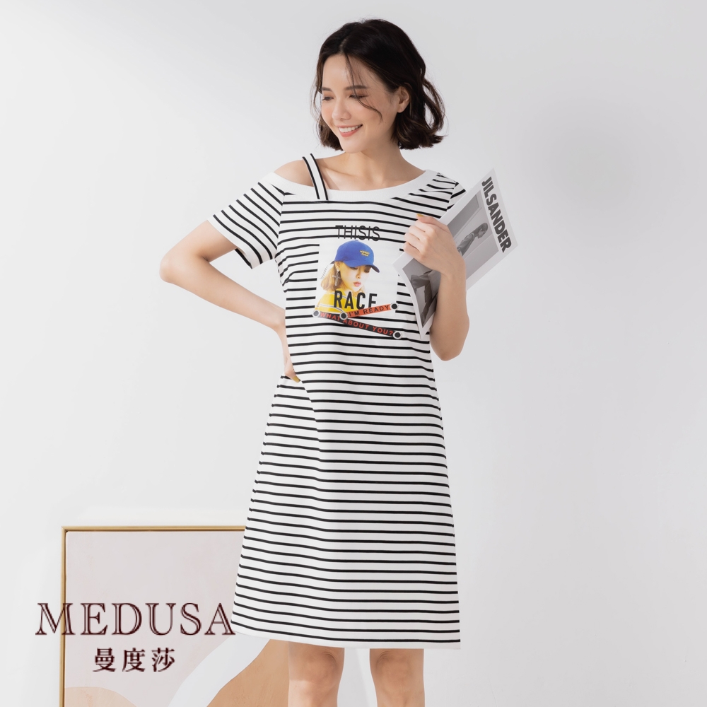 現貨【MEDUSA 曼度莎】斜肩橫紋休閒運動風洋裝（M-XL）｜女裝 休閒洋裝｜休閒穿搭