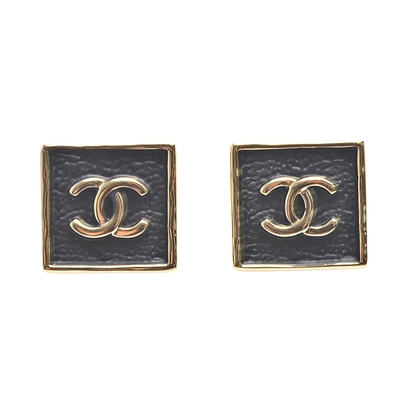 CHANEL 經典皮革雙C LOGO正方造型穿式耳環(黑/金色)