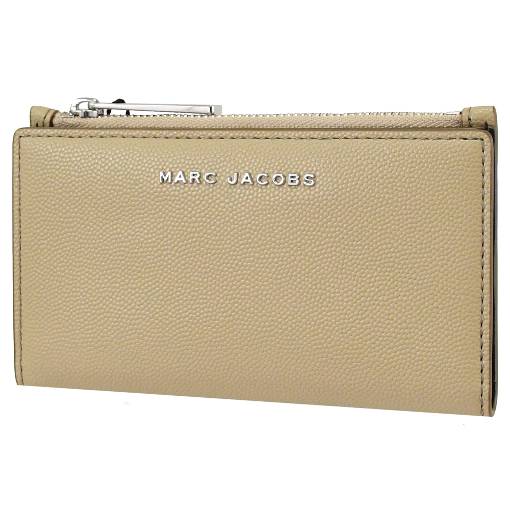 MARC JACOBS 金屬LOGO粒紋防刮簡約釦式零錢中夾(淺褐)