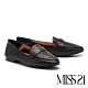 低跟鞋 MISS 21 精緻菱格紋品牌LOGO釦造型樂福低跟鞋－黑 product thumbnail 1
