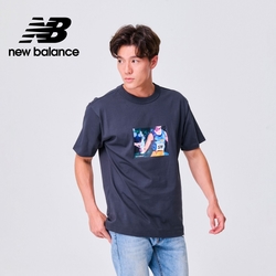 [New Balance]圓領插畫短袖上衣_男性_灰黑色_MT31550A