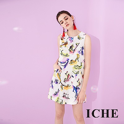 ICHE 衣哲 時尚滾邊裝飾亮眼顯白印花口袋造型無袖禮服洋裝-白