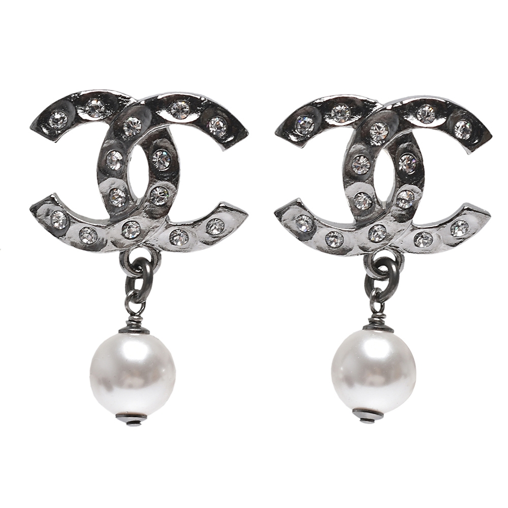 CHANEL 經典水鑽鑲飾雙C LOGO珍珠垂墜造型穿式耳環(銀)