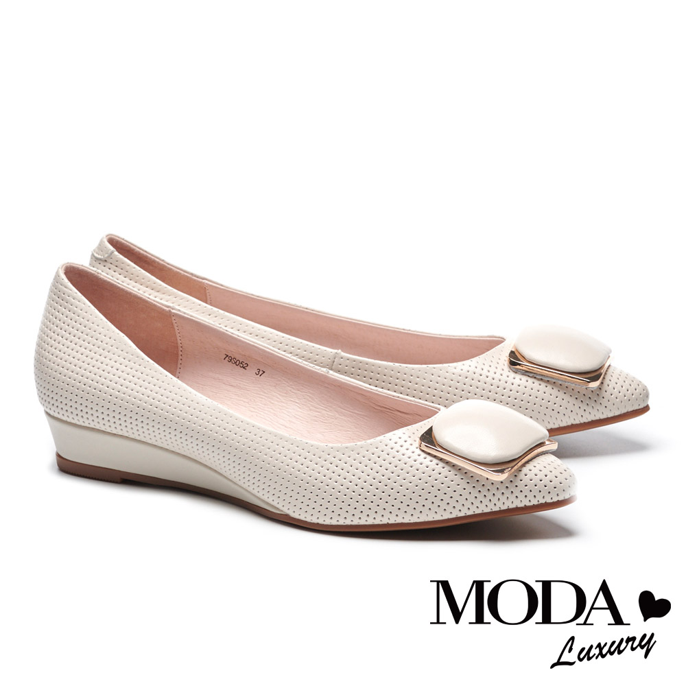 低跟鞋 MODA Luxury 細緻立體壓紋飾釦羊皮楔型低跟鞋－米