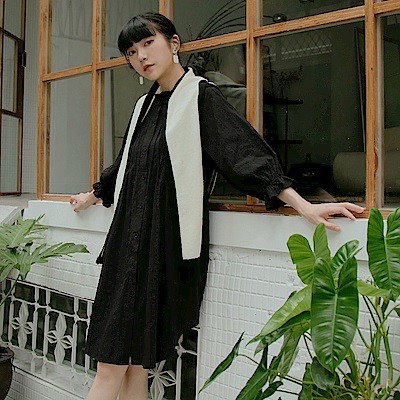 OB嚴選-寬鬆純棉緹花織紋荷葉鬆緊七分袖排釦洋裝