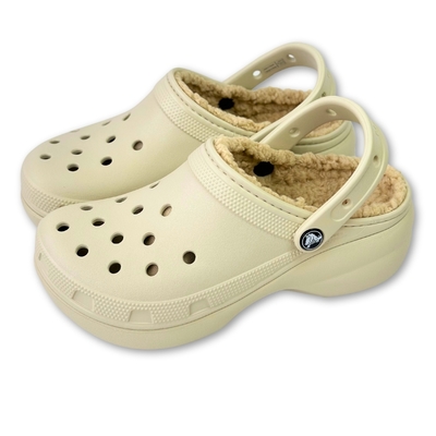 Crocs 卡駱馳 軟毛絨雲朵克駱格 女 米色 暖棉內裡 秋冬加絨保暖洞洞鞋 厚底涼鞋 鯨魚鞋 包頭防水拖鞋 輕量 增高 207938-2Y2