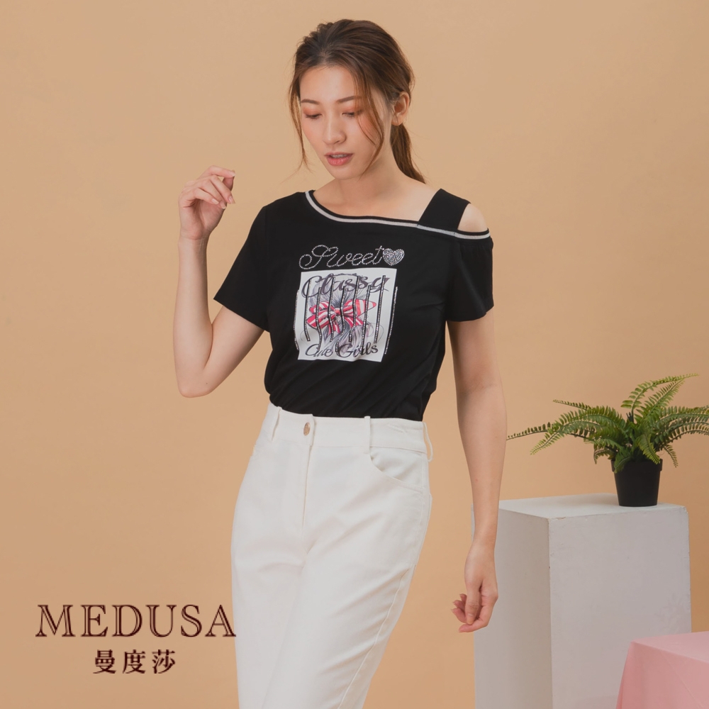 【MEDUSA 曼度莎】斜肩 Sweet 鑽飾 純棉Tee(M-2L) | 女裝 上衣 T恤 | 加大尺碼