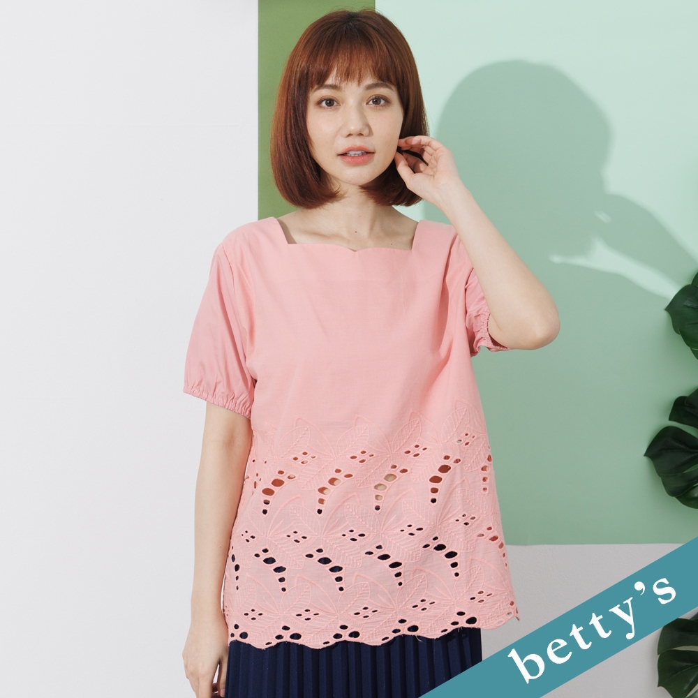 betty’s貝蒂思　方領下擺刺繡上衣(淺粉)