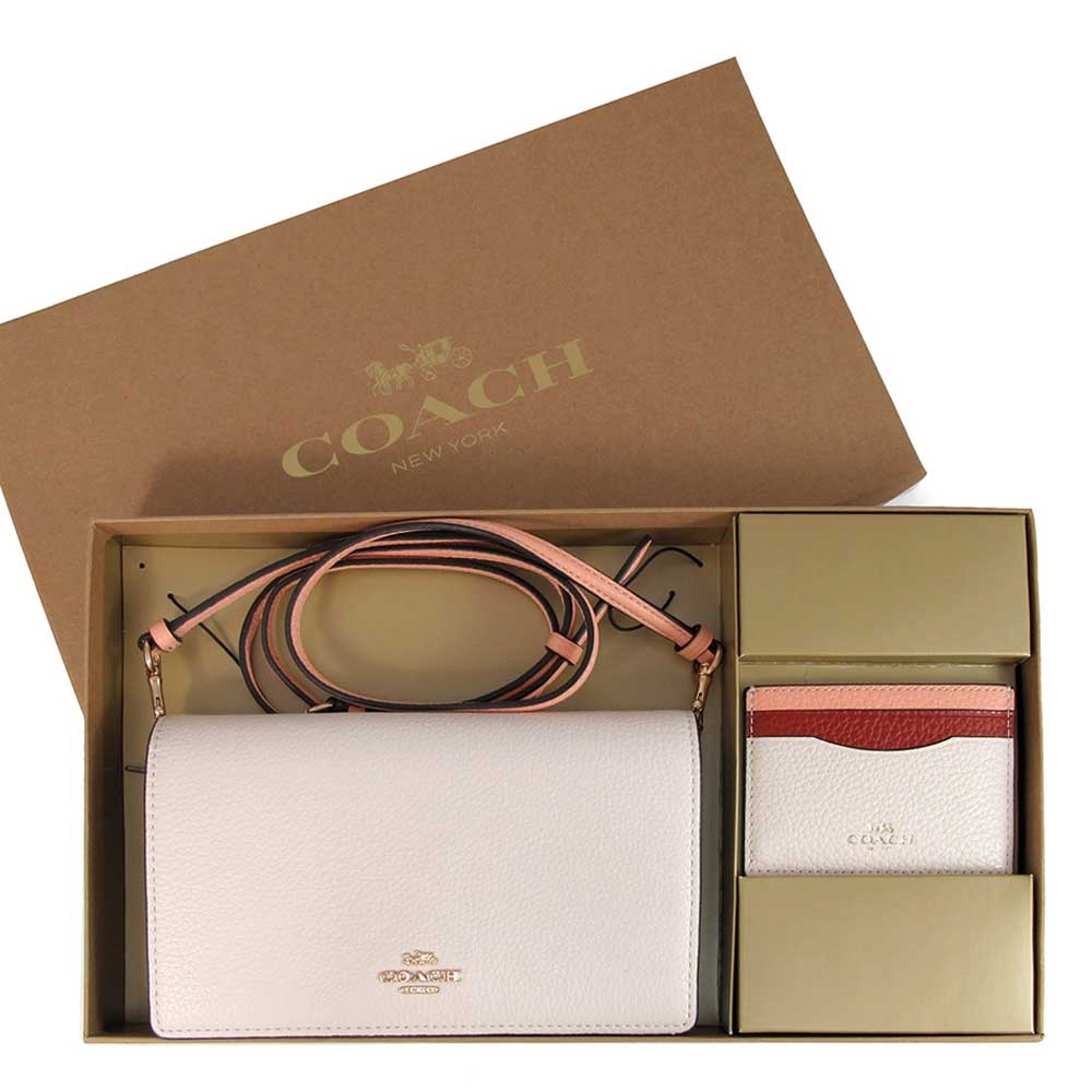 COACH 立體馬車LOGO鵝卵石紋皮革掀蓋斜背包+名片卡夾禮盒(粉筆白)