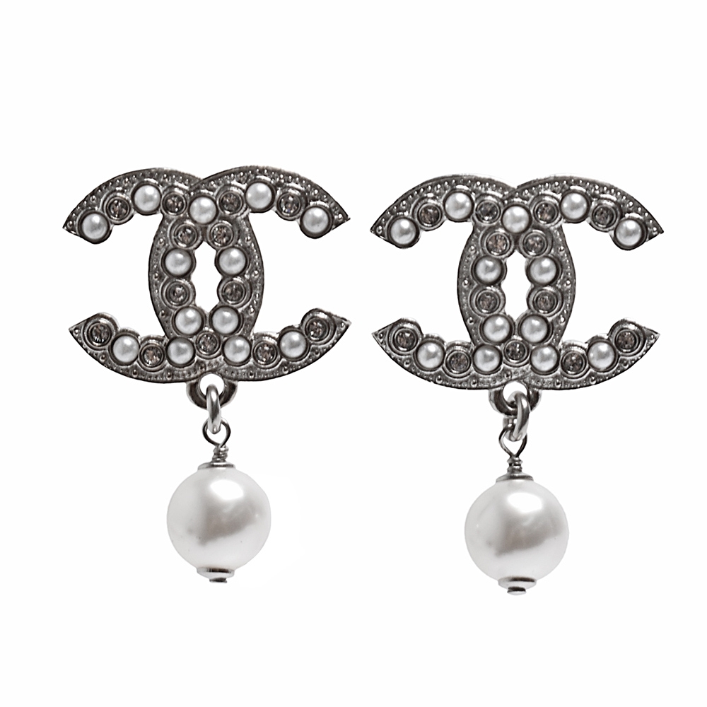 CHANEL 經典雙C LOGO造型珍珠垂墜穿式耳環(銀色)