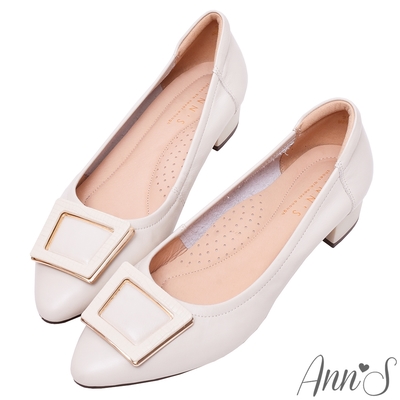 Ann’S溫柔大方-立體方扣造型柔軟牛皮低跟尖頭鞋-米白