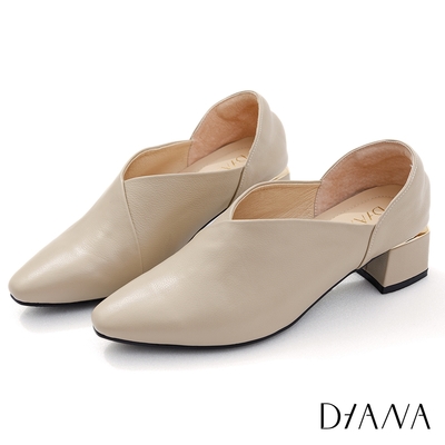 DIANA 4.5cm質感羊皮經典復刻俐落剪裁時尚簡約方尖頭低跟鞋-珍珠白