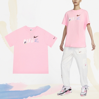 Nike 短袖 NSW Tee 女款 粉 寬版 棉T 羅紋 短T 塗鴉 FJ7714-690