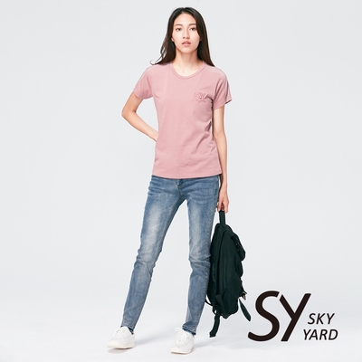 【SKY YARD】網路獨賣款-極簡草寫文字SY立體刺繡圓領休閒上衣-暗紅