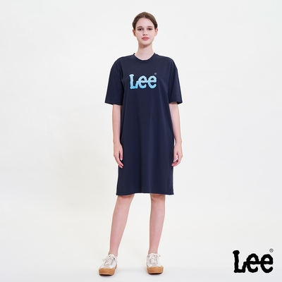 Lee 女款 漸層大Logo短袖圓領長版休閒洋裝 丈青｜Modern