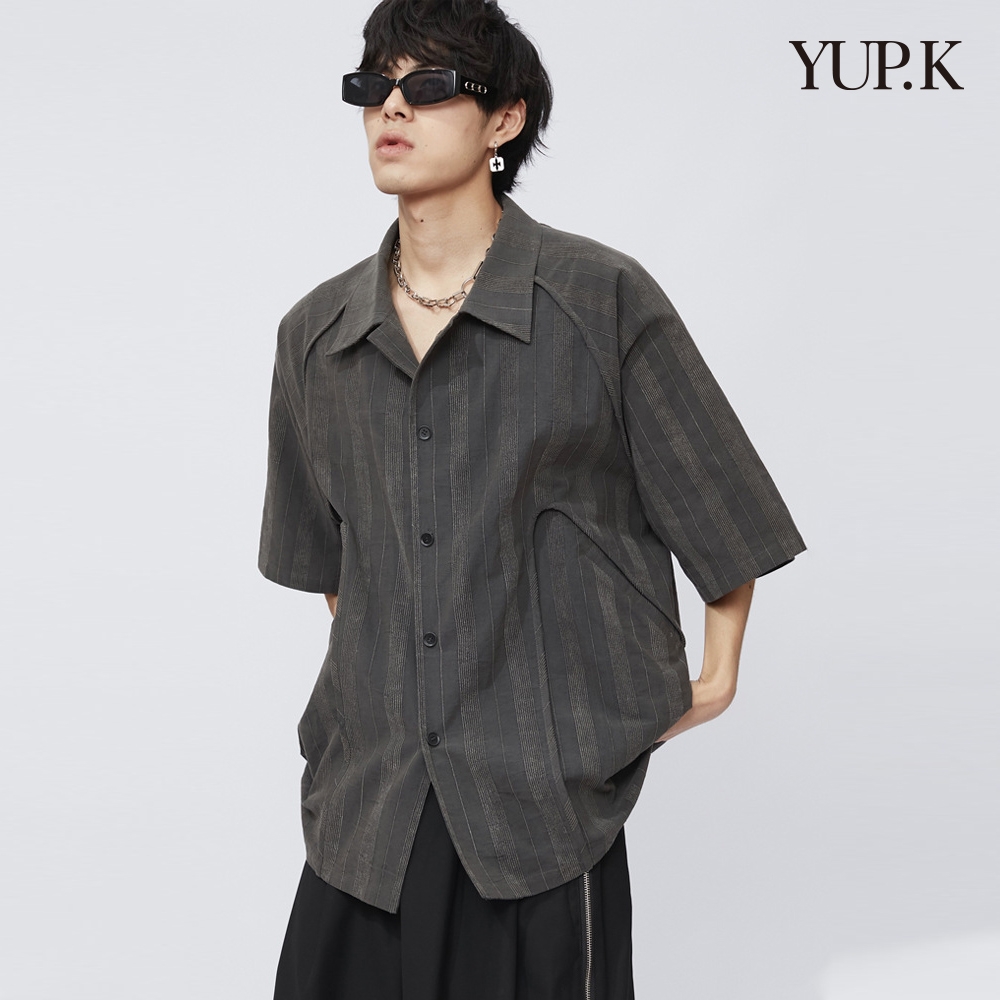 YUP.K 暗條紋設計感復古短袖襯衫(KDTY-C130)