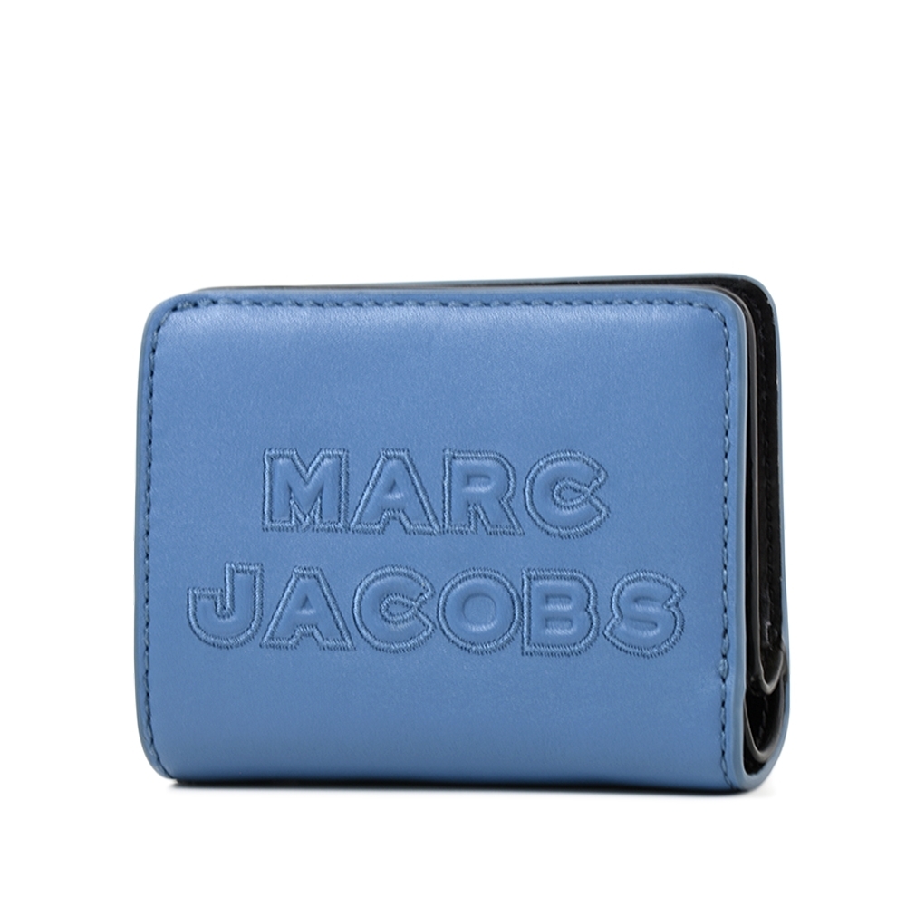 MARC JACOBS 浮雕LOGO牛皮釦式短夾-雲雀藍