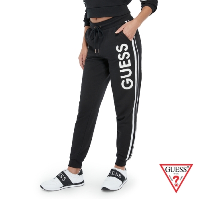 GUESS-女裝-LOGO印字休閒束口褲-黑