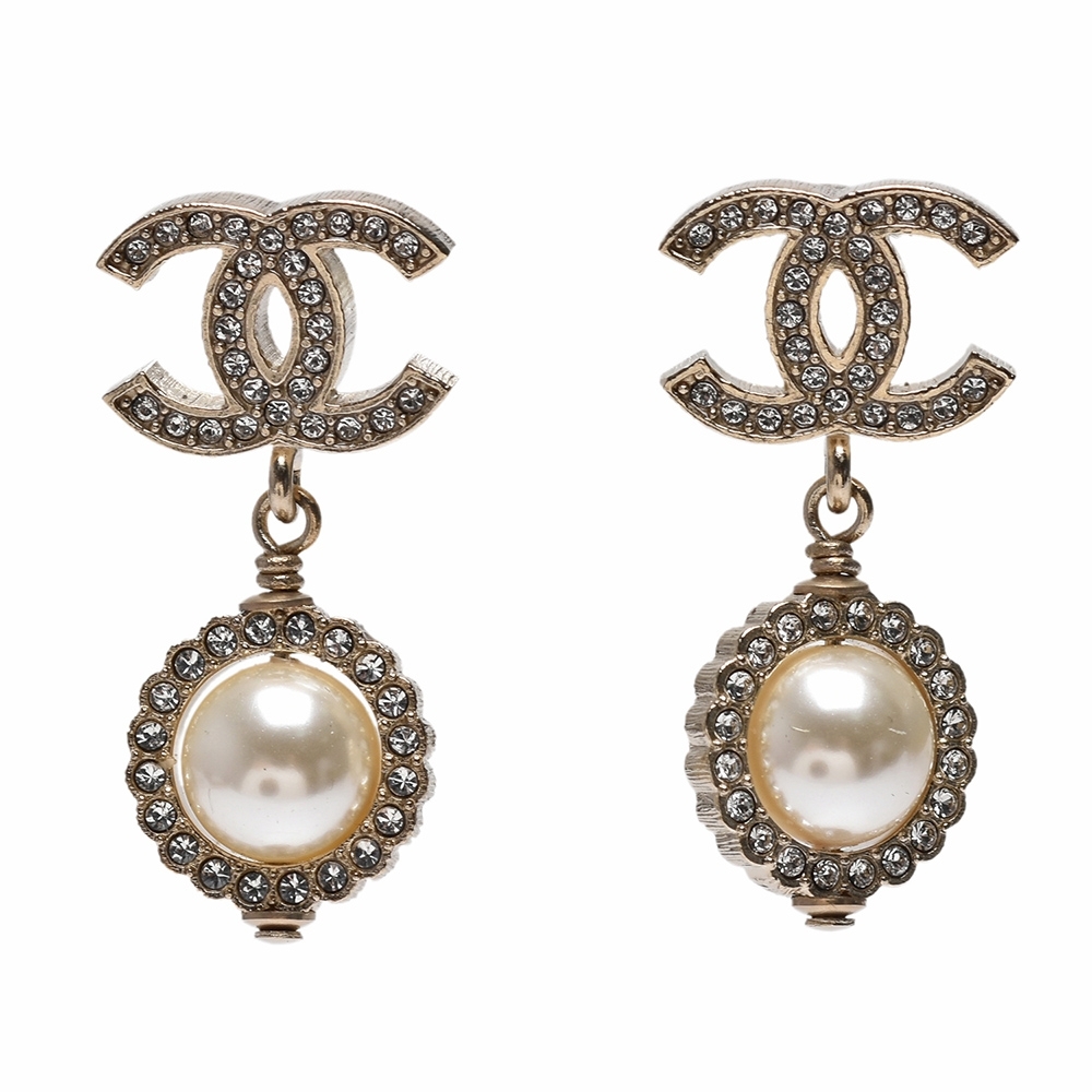 CHANEL 經典雙LOGO水鑽鑲飾珍珠圓形垂墜造型穿式耳環(金色)