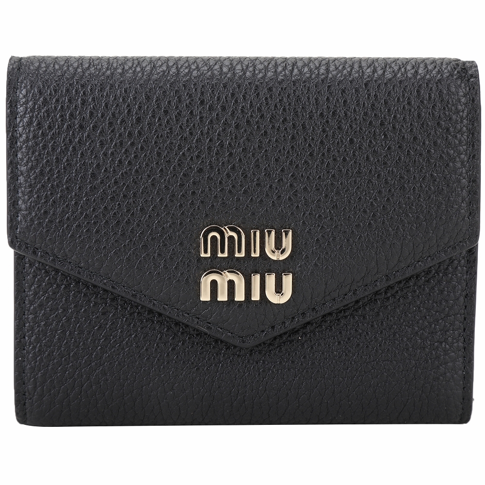 miu miu 字母荔紋小牛皮三折信封釦短夾(黑色)