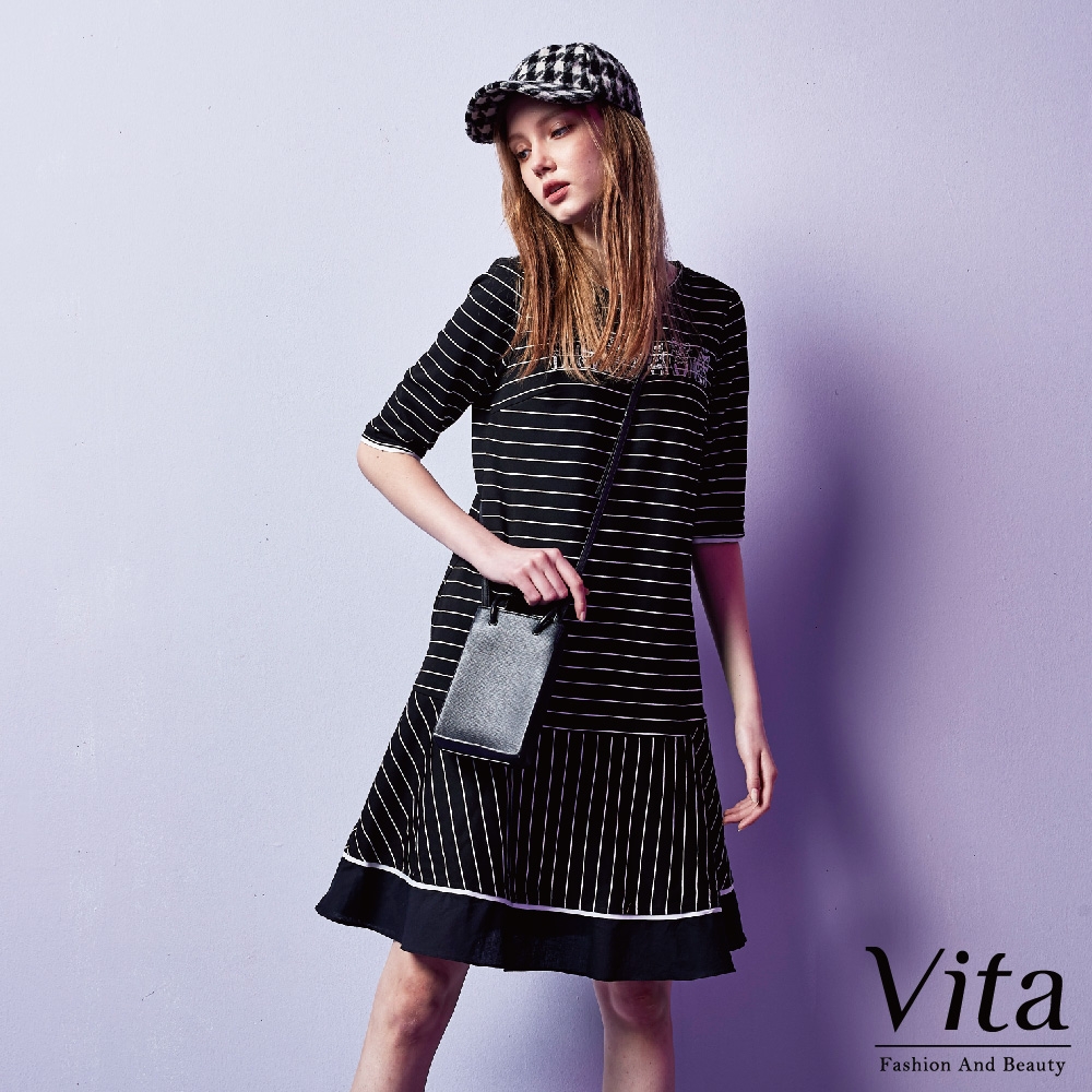 【Vita】圓領後拉鍊條紋拼接短洋裝-黑