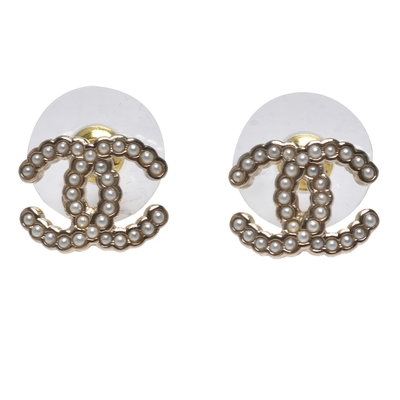 CHANEL 經典小雙C LOGO珍珠鑲飾穿式耳環(金色)