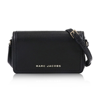 MARC JACOBS 金屬LOGO素面皮革迷你磁吸翻蓋斜背包 黑色