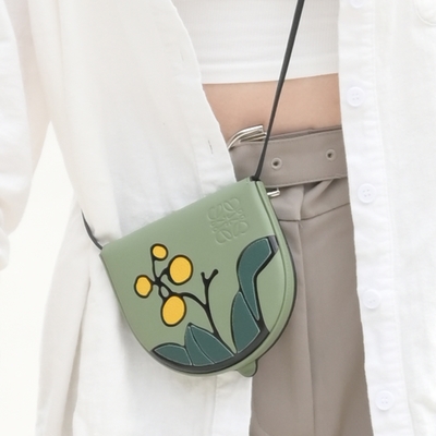 LOEWE Heel Pouch Herbarium 限定款植物印花小牛皮迷你斜背馬鞍包(綠)