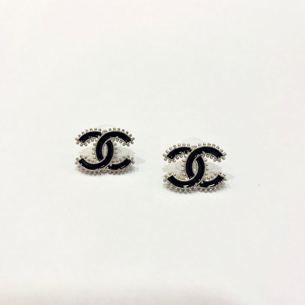 CHANEL 經典雙C LOGO黑色琺瑯烤漆銀色珠珠穿式耳環(黑銀)