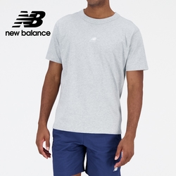 [New Balance]圓領親膚LOGO短袖上衣_男性_灰色_AMT315