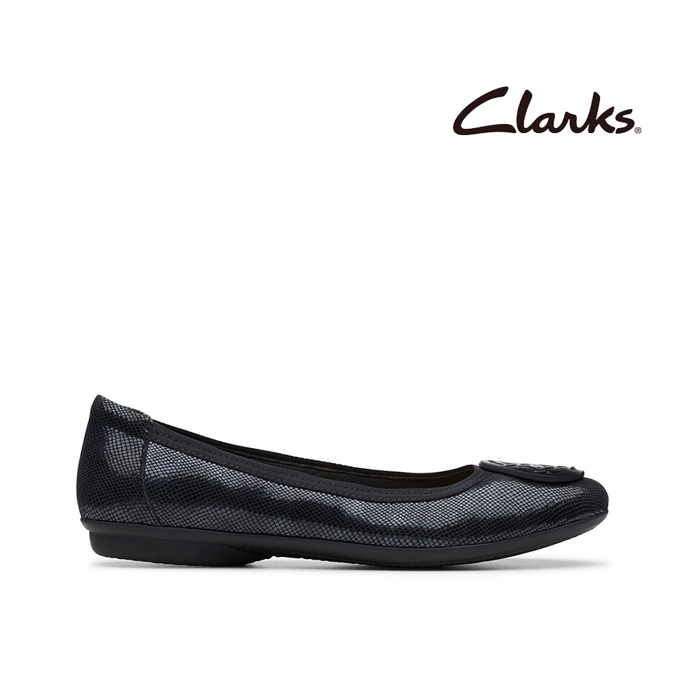 Clarks 摩登經典 大圓圖騰飾扣壓紋娃娃鞋 黑色