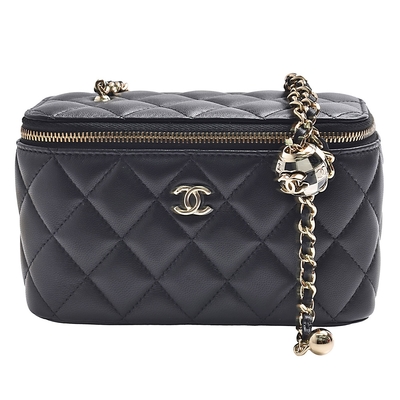 CHANEL 經典雙C LOGO菱格小羊皮足球金球可調節鍊帶斜背長型化妝包(黑)