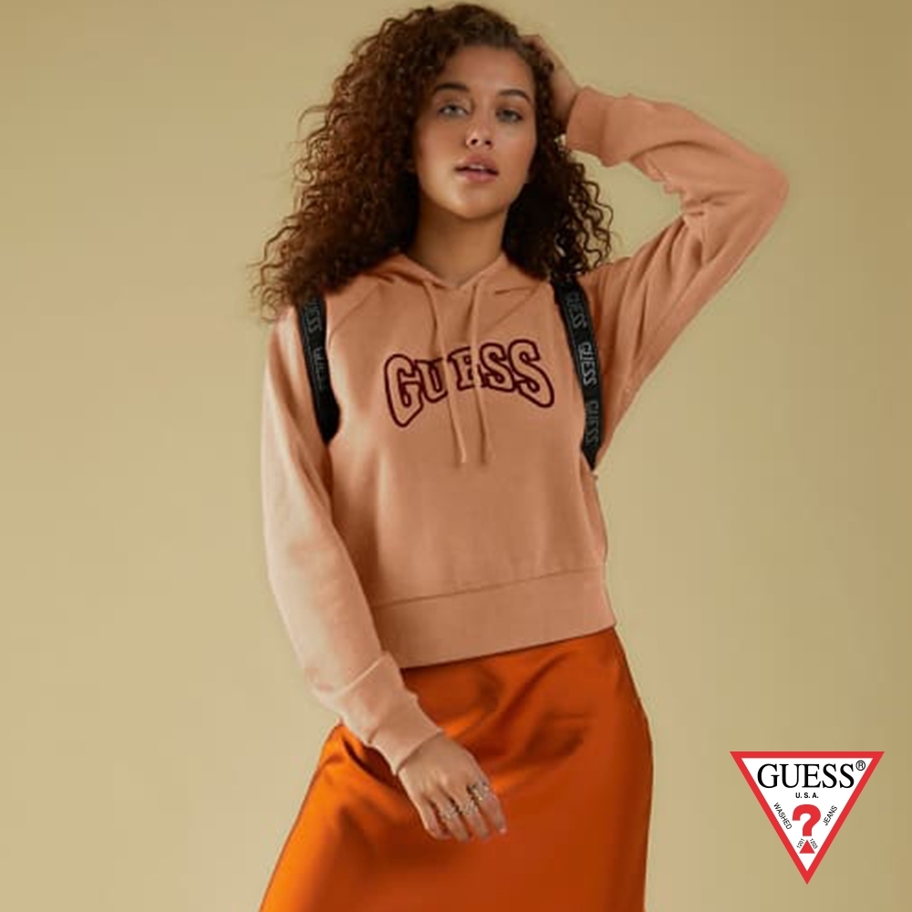 GUESS-女裝-ORIGINALS系列字母LOGO校園風短版帽T-橘 原價2490