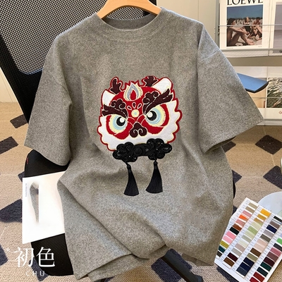 初色 圓領毛絨醒獅刺繡小流蘇中國結短袖T恤上衣女上衣-共2色-33034(M-2XL可選)