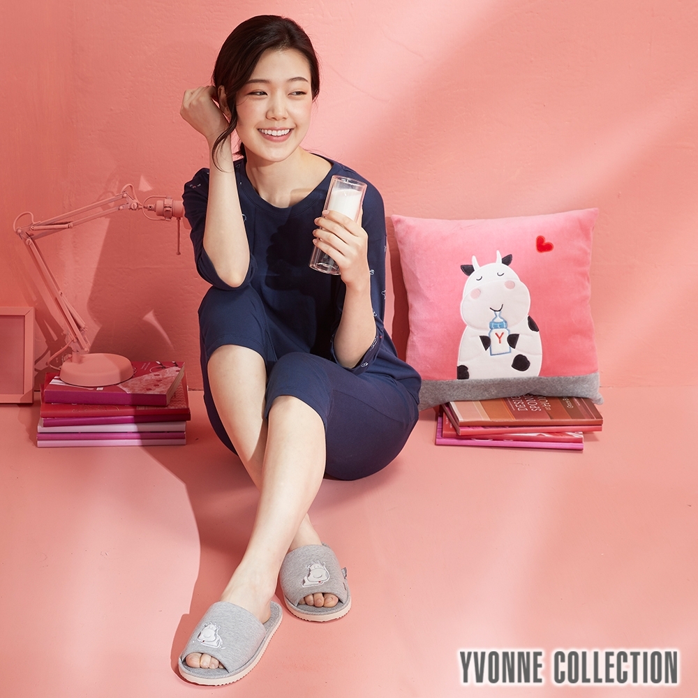 Yvonne Collection 奶瓶乳牛方形抱枕(45x45公分)-蜜桃粉